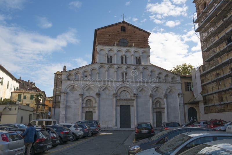 Una iglesia en un cuadrado en el centro de Lucca fotos de archivo libres de regalías Una iglesia en un cuadrado en el centro de Lucca fotos de archivo libres de regalías