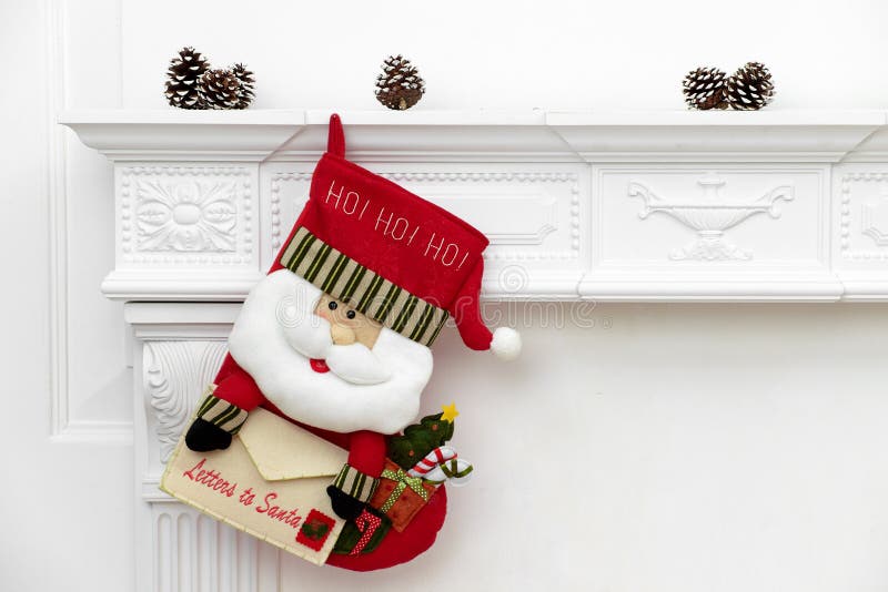 Una imagen cercana de los calcetines maravillosamente adornados de Santa Christmas fotos de archivo
