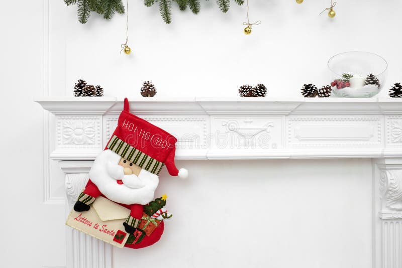 Una imagen cercana de los calcetines maravillosamente adornados de Santa Christmas imágenes de archivo libres de regalías