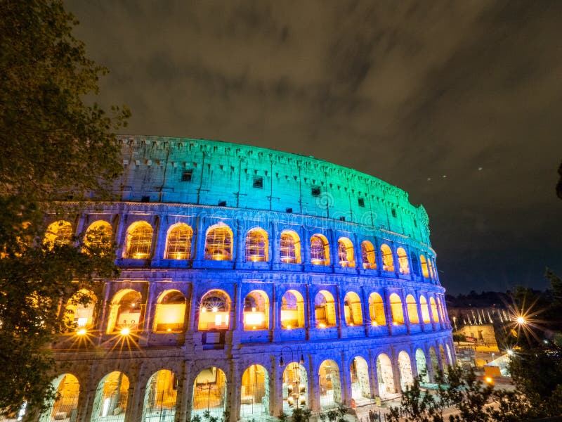Una imagen de la noche del amphitheatre oval en el centro de la ciudad de Roma, Italia con la Luna Llena ligera y imágenes de archivo libres de regalías Una imagen de la noche del amphitheatre oval en el centro de la ciudad de Roma, Italia con la Luna Llena ligera y imágenes de archivo libres de regalías