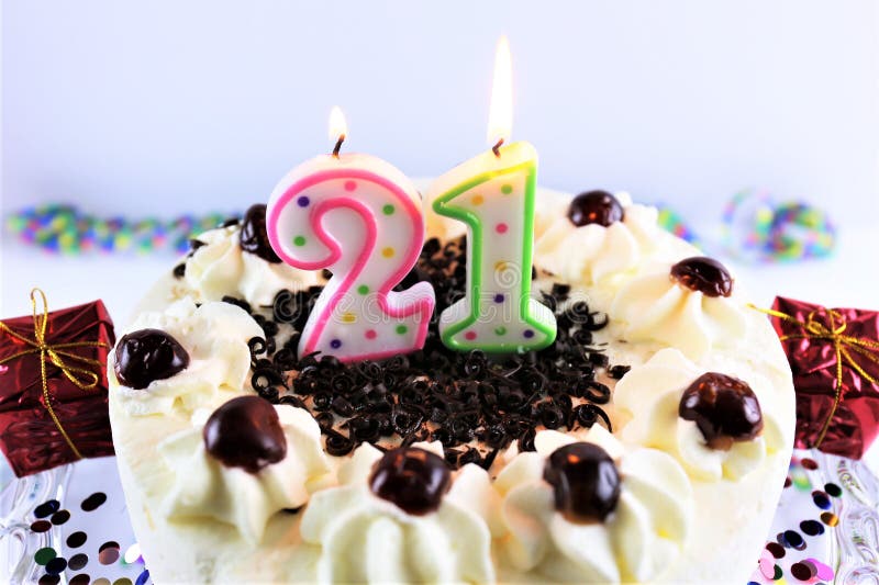 Una imagen del concepto de una torta de cumpleaños con la vela - 21 imagenes de archivo Una imagen del concepto de una torta de cumpleaños con la vela - 21 imagenes de archivo