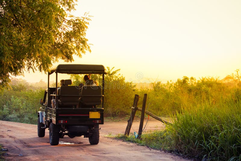 Una jeep completata aperta porta i turisti nel parco nazionale di U immagine stock Una jeep completata aperta porta i turisti nel parco nazionale di U immagine stock