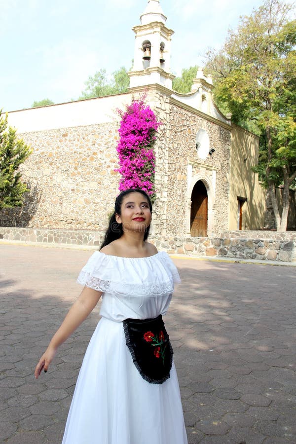 Una Joven Adolescente Lleva Un Vestido Blanco Regional Mexicano Con Un Detalle Bordado Negro Tradicional Del Estado De Veracruz Me Imagen de archivo - Imagen de folclore, danza: 243897843 Una Joven Adolescente Lleva Un Vestido Blanco Regional Mexicano Con Un Detalle Bordado Negro Tradicional Del Estado De Veracruz Me Imagen de archivo - Imagen de folclore, danza: 243897843