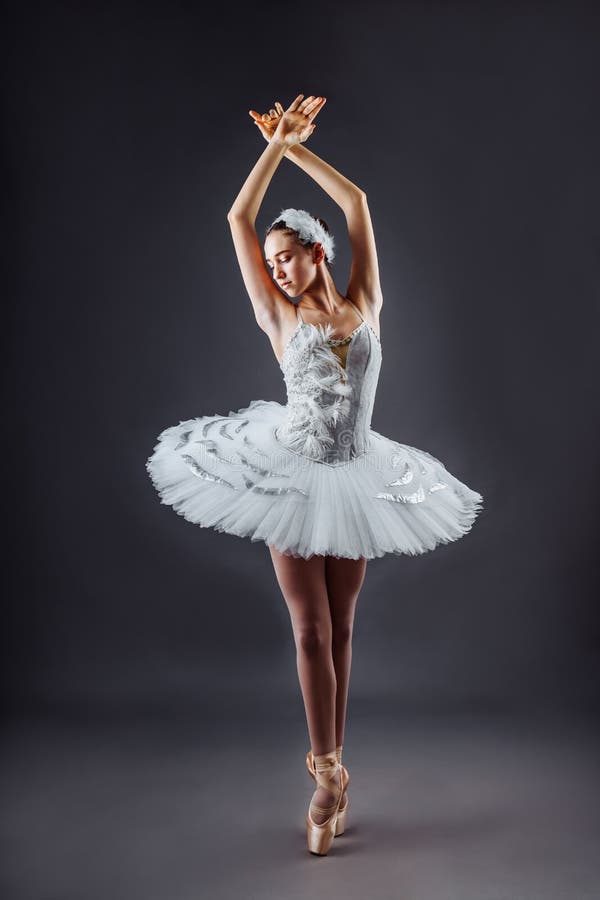 Una Joven Bailarina Elegante Vestida Con Zapatos De Punta De Ropa  Profesional Y Un Tutu Blanco Muestra Habilidades De Baile. Hermo Imagen de  archivo - Imagen de tolerancia, escuela: 208743941