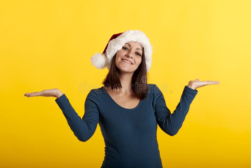 Una joven caucásica con un sombrero de Papá Noel mirando a la cámara fotos de archivo