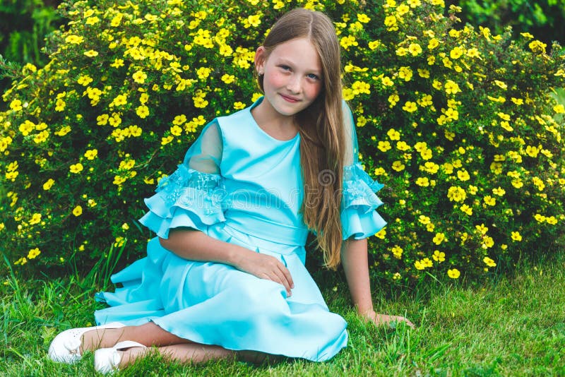 Una Joven Hermosa Chica Con Un Vestido Azul Yace Sobre El Pasto En El Parque Foto de archivo - Imagen de felicidad, hembra: 191930148 Una Joven Hermosa Chica Con Un Vestido Azul Yace Sobre El Pasto En El Parque Foto de archivo - Imagen de felicidad, hembra: 191930148