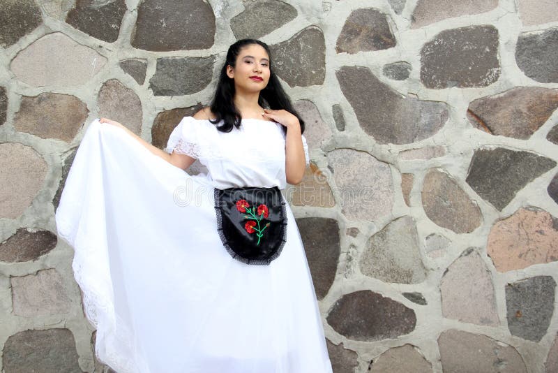 Una Joven De Veracruz Se Viste Orgullosamente Con Un Vestido Blanco  Tradicional De La Región Mexicana Con Los Hombros Desnudos Y E Imagen de  archivo - Imagen de independencia, manera: 241904951