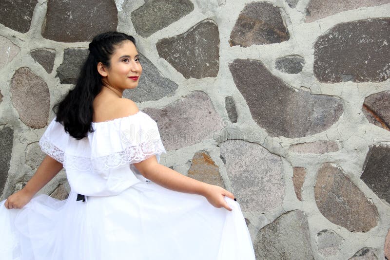 Una Joven De Veracruz Se Viste Orgullosamente Con Un Vestido Blanco Tradicional De La Región Mexicana Con Los Hombros Desnudos Y E Imagen de archivo - Imagen de americano, mayo: 241905111 Una Joven De Veracruz Se Viste Orgullosamente Con Un Vestido Blanco Tradicional De La Región Mexicana Con Los Hombros Desnudos Y E Imagen de archivo - Imagen de americano, mayo: 241905111