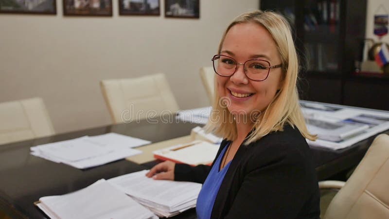 Una joven empresaria está trabajando en su oficina. rubia en su escritorio en la oficina.