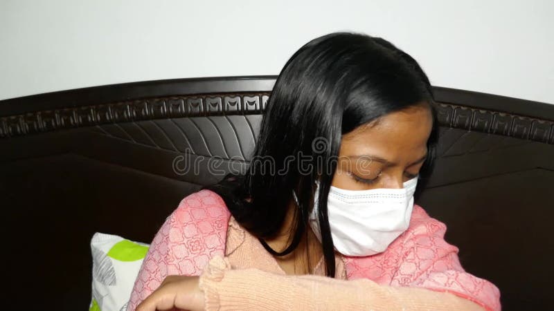 Una joven enferma con tos de gripe almacen de video