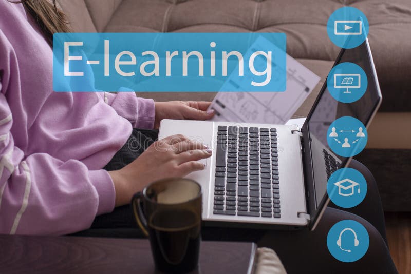 Una joven es entrenada en línea usando una laptop Iconos e infografías sobre el aprendizaje en línea imagen de archivo libre de regalías Una joven es entrenada en línea usando una laptop Iconos e infografías sobre el aprendizaje en línea imagen de archivo libre de regalías