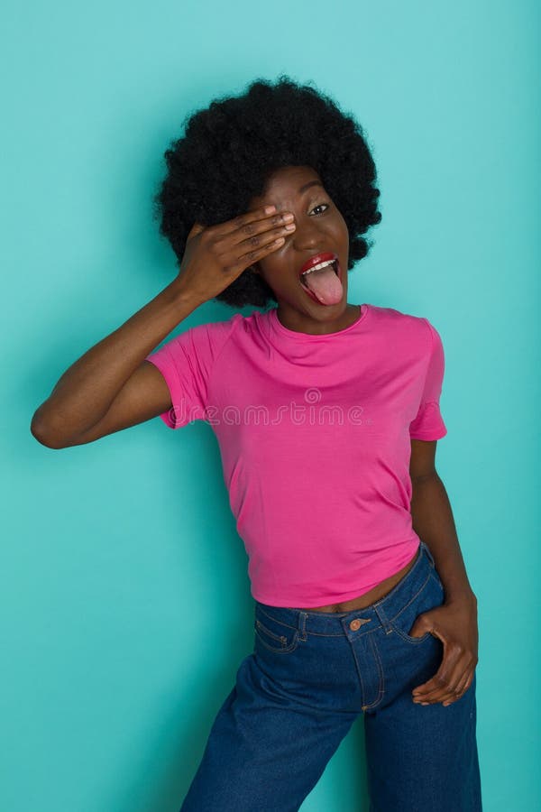 Una Joven Mujer Negra Feliz Está Sacando La Lengua Foto de archivo - Imagen  de vitalidad, bromista: 225531848
