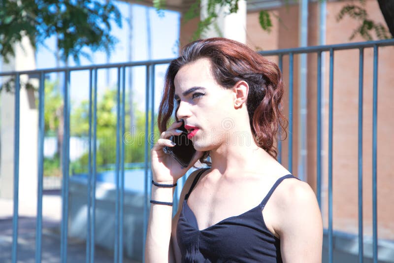 Una Joven Mujer Transexual Latina Está En Un Parque Hablando Por Teléfono  Móvil Y Fumando Un Cigarrillo. Concepto De Diversidad Tr Foto de archivo -  Imagen de positivo, elegante: 231467240