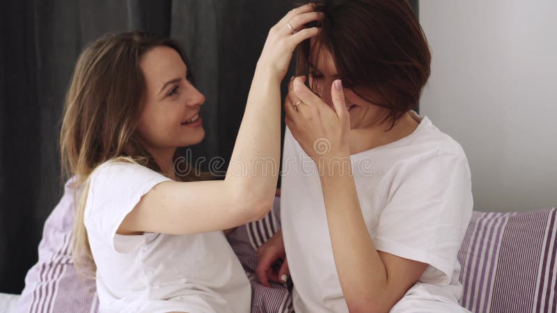 Una joven pareja de lesbianas acariciándose por la mañana en la cama.