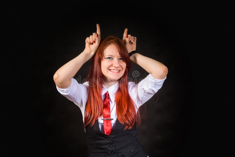 Una Joven Y Hermosa Mujer De Cabello Rojo, Con Una Blusa Blanca Y Un Con Corbata Roja, Sobre Un Fondo Negro Foto de archivo - Imagen dedo, persona: 185928652