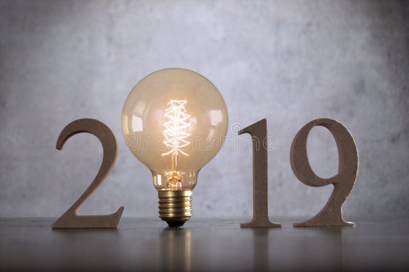 una lampadina di 2019 blocchi di legno immagini stock una lampadina di 2019 blocchi di legno immagini stock