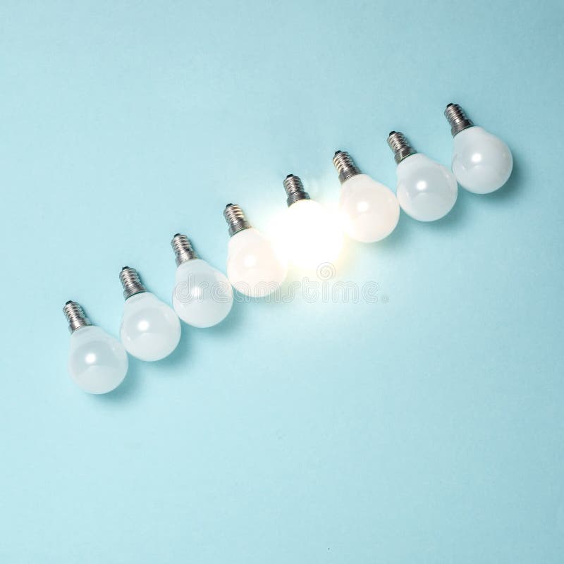 Una lampadina eccezionale, emettendo luce differente concetti di idea di creatività di affari fotografia stock libera da diritti Una lampadina eccezionale, emettendo luce differente concetti di idea di creatività di affari fotografia stock libera da diritti