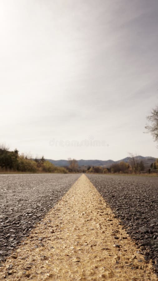 Una línea amarilla del camino al infinito fotografía de archivo Una línea amarilla del camino al infinito fotografía de archivo