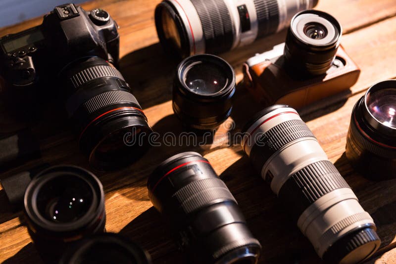 Una macchina fotografica d'annata con la retro rinascita ed il coperchietto obiettivo immagini stock Una macchina fotografica d'annata con la retro rinascita ed il coperchietto obiettivo immagini stock