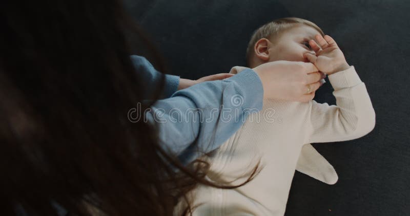 Una madre que se nutre muestra su dedicación al bienestar de sus hijos almacen de video