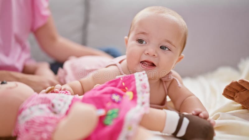 Una mamma fantastica e un piccolo stile di vita occasionale all'interno di una madre e di una figlia adorabili passatempo seduti i stock footage