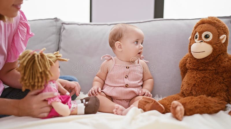 Una mamma fantastica e un piccolo stile di vita occasionale all'interno di una madre e di una figlia adorabili passatempo seduti i stock footage