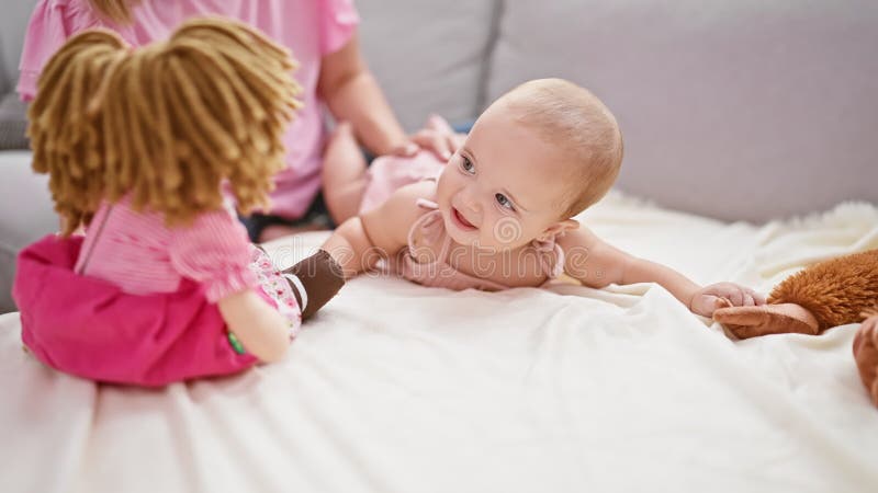 Una mamma fantastica e un piccolo stile di vita occasionale all'interno di una madre e di una figlia adorabili passatempo seduti i video d archivio