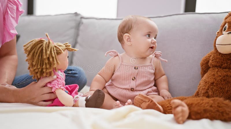 Una mamma fantastica e un piccolo stile di vita occasionale all'interno di una madre e di una figlia adorabili passatempo seduti i stock footage