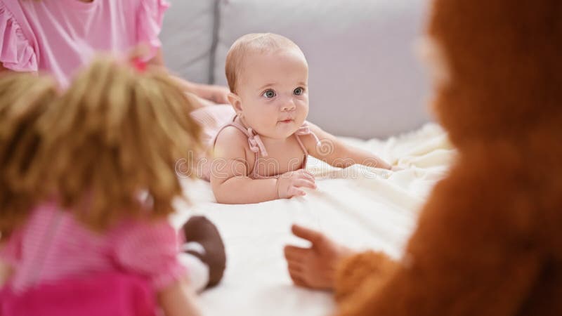 Una mamma fantastica e un piccolo stile di vita occasionale all'interno di una madre e di una figlia adorabili passatempo seduti i stock footage
