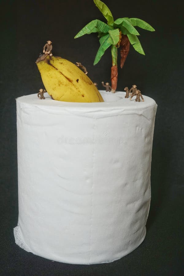 Una manada de monos que se inundan en bananas