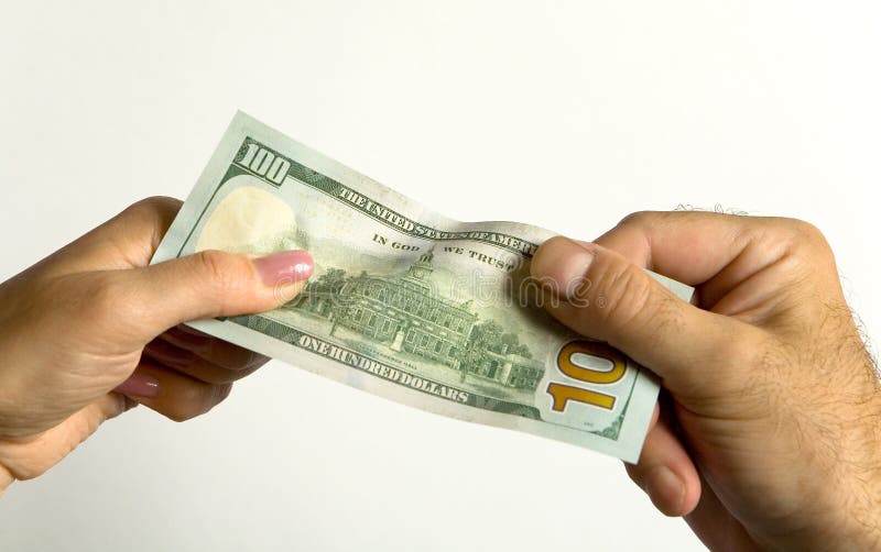 Una mano del ` s dell'uomo e una mano del ` s della donna tengono una fattura del cento-dollaro fotografie stock libere da diritti Una mano del ` s dell'uomo e una mano del ` s della donna tengono una fattura del cento-dollaro fotografie stock libere da diritti