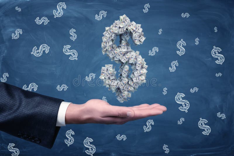Una mano masculina del ` s del hombre de negocios que lleva a cabo una muestra de dólar grande hecha de billetes de banco a mano fotos de archivo Una mano masculina del ` s del hombre de negocios que lleva a cabo una muestra de dólar grande hecha de billetes de banco a mano fotos de archivo