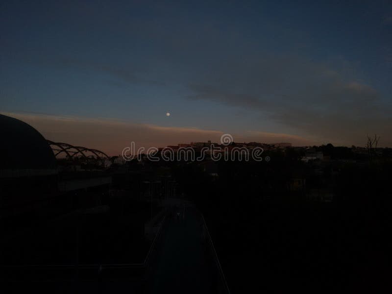 Una mañana hermosa con la luna en el cielo azul más oscuro imagen de archivo Una mañana hermosa con la luna en el cielo azul más oscuro imagen de archivo