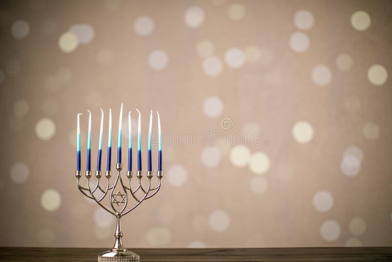 Una menorah plateada para la festividad judía Hanukkah con ocho velas no iluminadas imagen de archivo libre de regalías Una menorah plateada para la festividad judía Hanukkah con ocho velas no iluminadas imagen de archivo libre de regalías