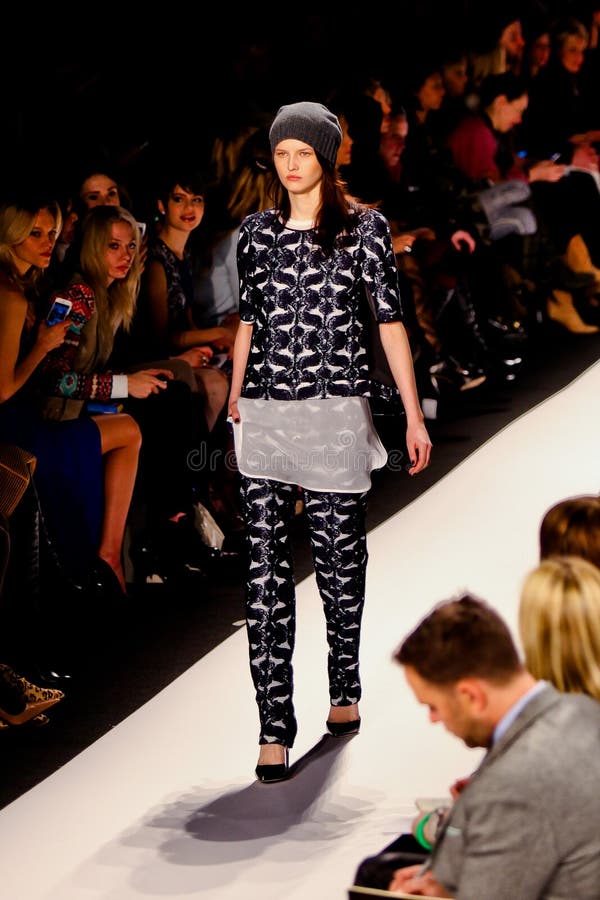 Un modelo camina por la pista en el Louis Vuitton desfile de moda