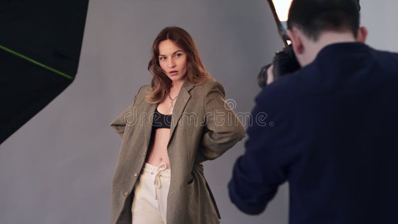 Una modelo femenina posa para un fotógrafo masculino.