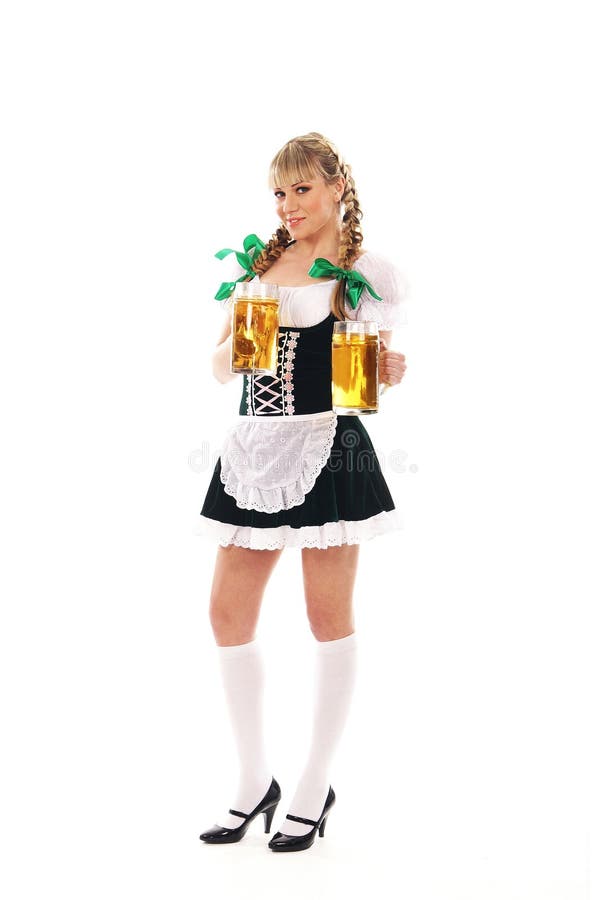 Una muchacha bávara joven que presenta en ropa tradicional imagen de archivo libre de regalías Una muchacha bávara joven que presenta en ropa tradicional imagen de archivo libre de regalías