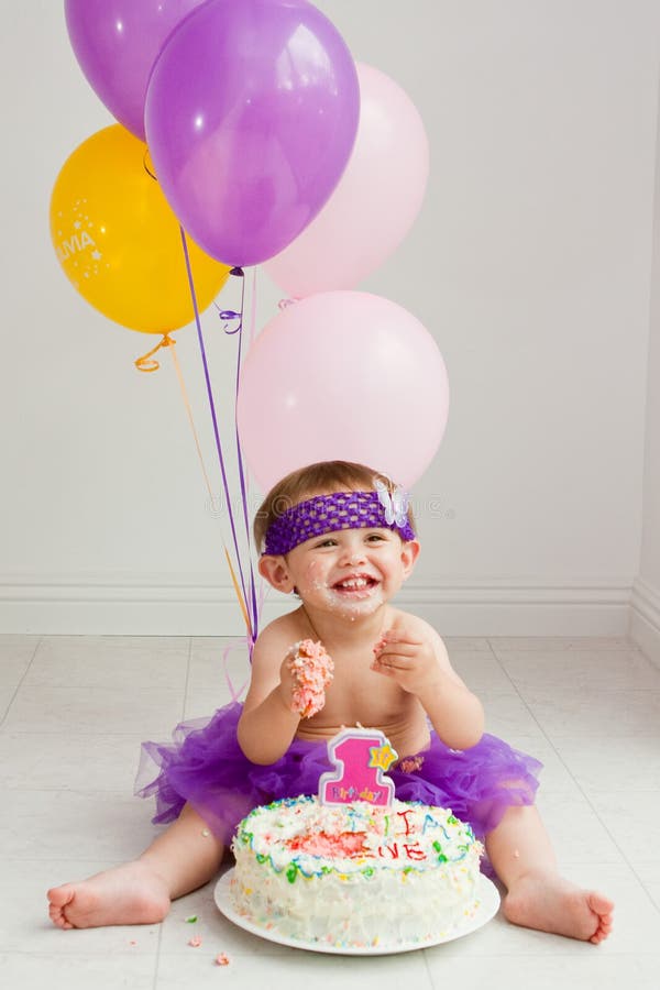 Adorable Niño Niño De Dos Años De Edad Celebrando Su Cumpleaños Y