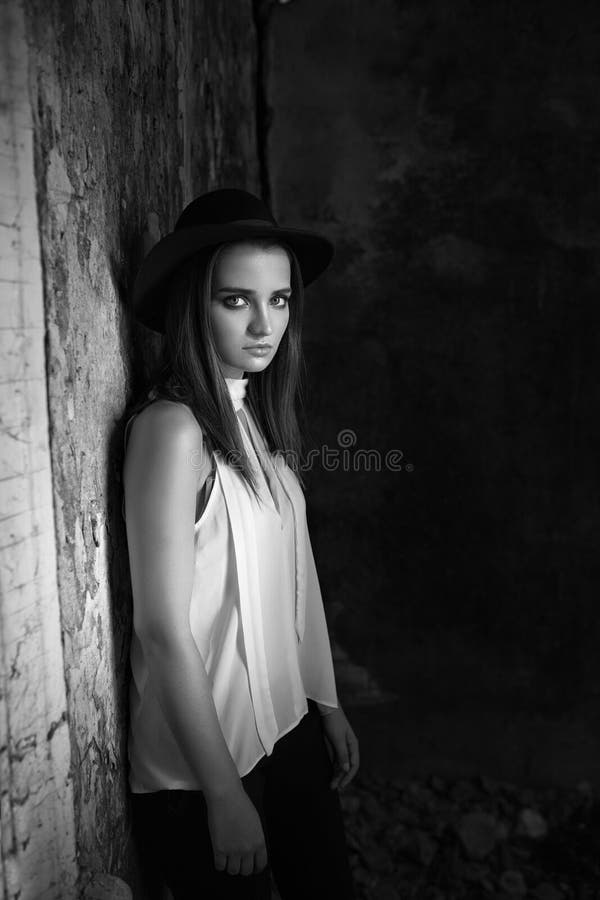 Una muchacha en una blusa blanca, con la vicia destruyó el edificio Helouin Foto blanco y negro de Pekín, China imagen de archivo Una muchacha en una blusa blanca, con la vicia destruyó el edificio Helouin Foto blanco y negro de Pekín, China imagen de archivo