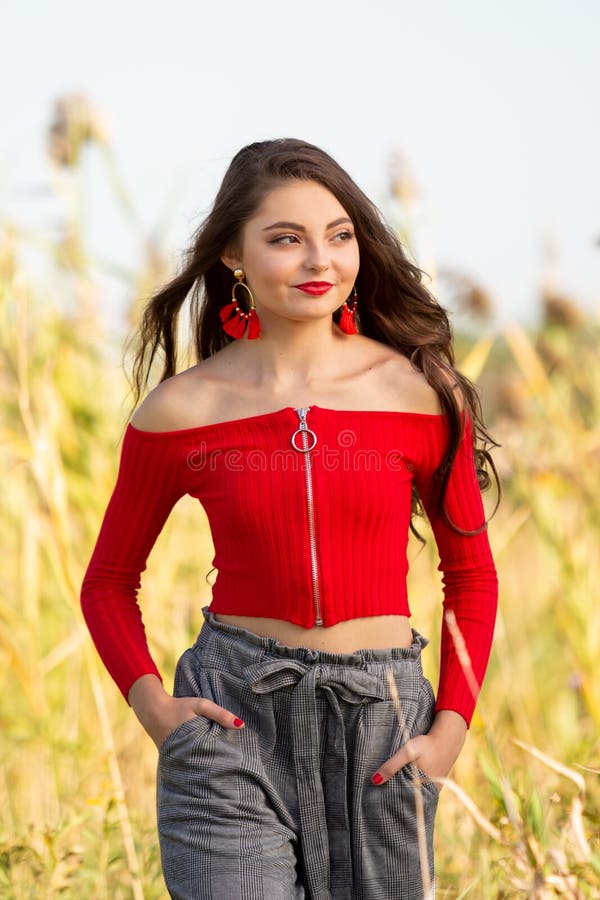 Una muchacha mayor de la escuela secundaria caucásica femenina hermosa en suéter rojo del top de la cosecha foto de archivo Una muchacha mayor de la escuela secundaria caucásica femenina hermosa en suéter rojo del top de la cosecha foto de archivo