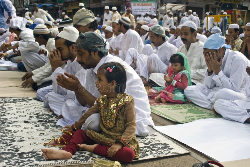 Una muchacha musulmán en el rezo de Eid fotos de archivo libres de regalías Una muchacha musulmán en el rezo de Eid fotos de archivo libres de regalías