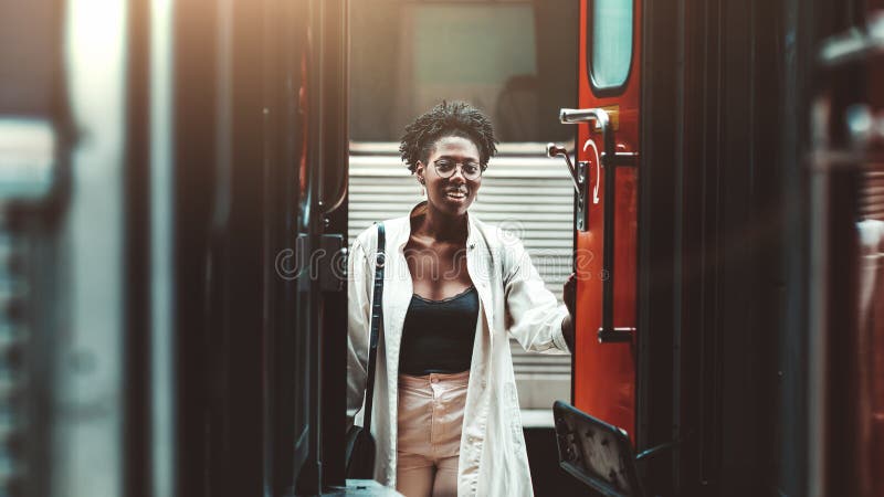 Una muchacha negra que entra en un coche de tren fotografía de archivo libre de regalías Una muchacha negra que entra en un coche de tren fotografía de archivo libre de regalías