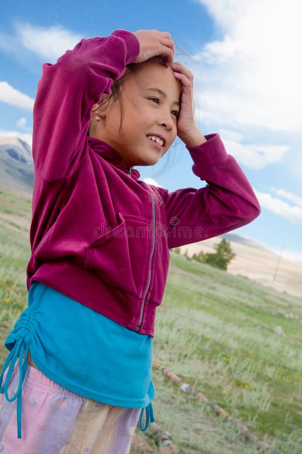 Una muchacha se coloca en la estepa del Kazakh