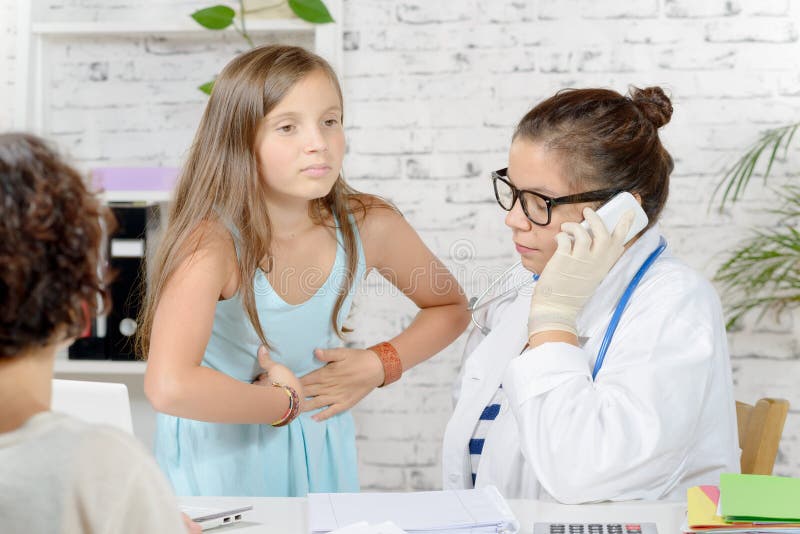 Una muchacha tiene dolor de estómago, foto de archivo Una muchacha tiene dolor de estómago, foto de archivo
