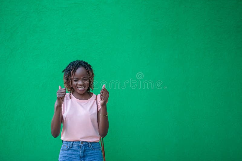 Una mujer alegre de fondo verde. emociones positivas. un estilo de vida activo. el espacio de copia fotografía de archivo libre de regalías