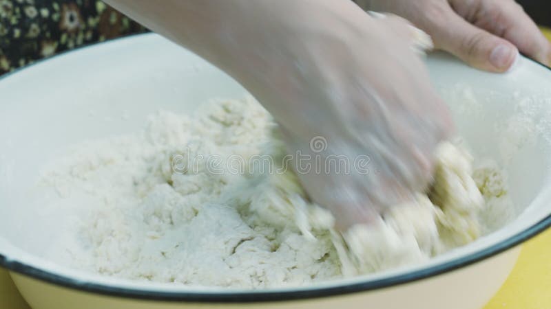 Una mujer amasando masa en la cocina almacen de metraje de vídeo