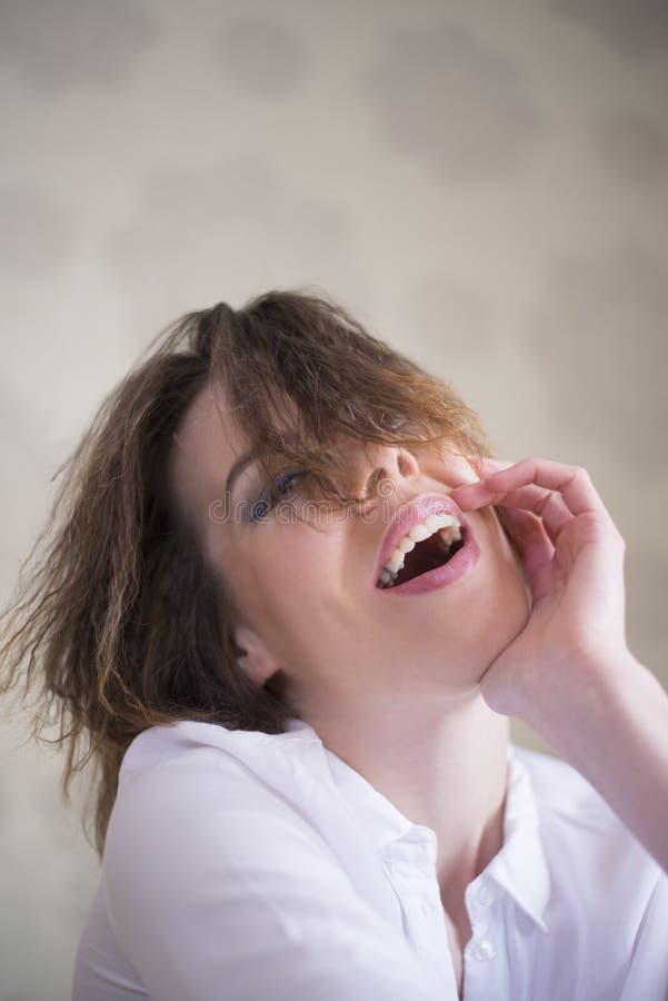 Una Mujer Animada Que Tiene Una Buena Risa Imagen de archivo - Imagen de  boca, hembra: 118793229
