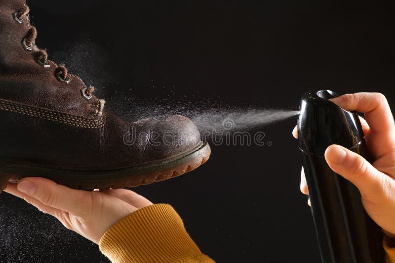 Una Mujer Aplica El Spray a Las Mujeres Nubuck Marrones Botas De Invierno.  Tratamiento Con Repelente De Agua Para La Renovación De Foto de archivo -  Imagen de servicio, arrancar: 244767106