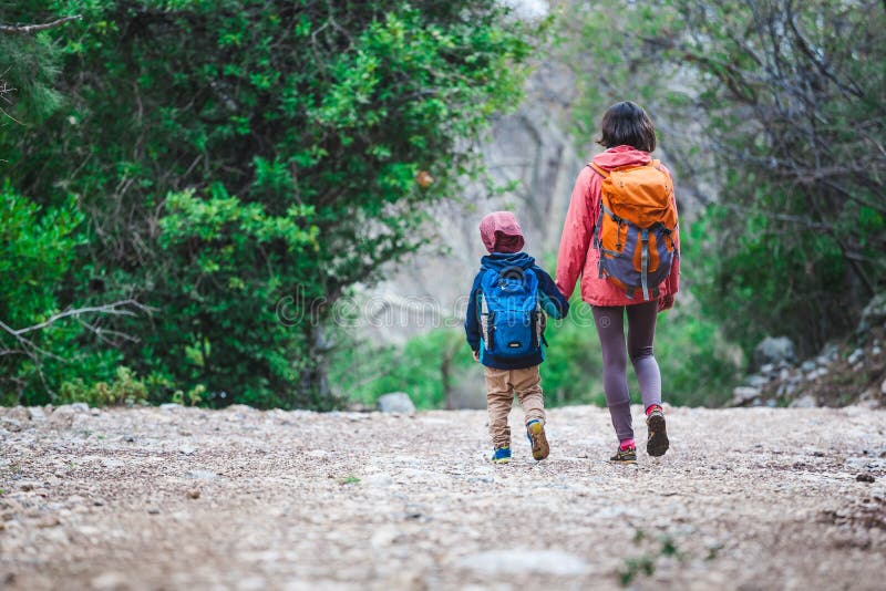 Una mujer camina con su hijo a trav?s del bosque imágenes de archivo libres de regalías Una mujer camina con su hijo a trav?s del bosque imágenes de archivo libres de regalías