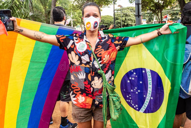 Una Mujer Con La Bandera Lgbt Y La Bandera De Brasil. Foto de archivo editorial - Imagen de vestido, bozo: 220164658 Una Mujer Con La Bandera Lgbt Y La Bandera De Brasil. Foto de archivo editorial - Imagen de vestido, bozo: 220164658